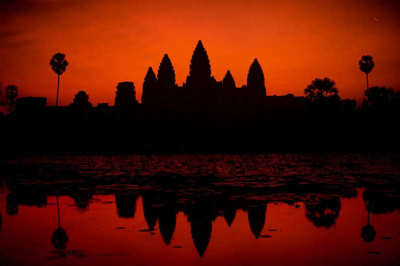 Angkor Wat, moon, sunrise